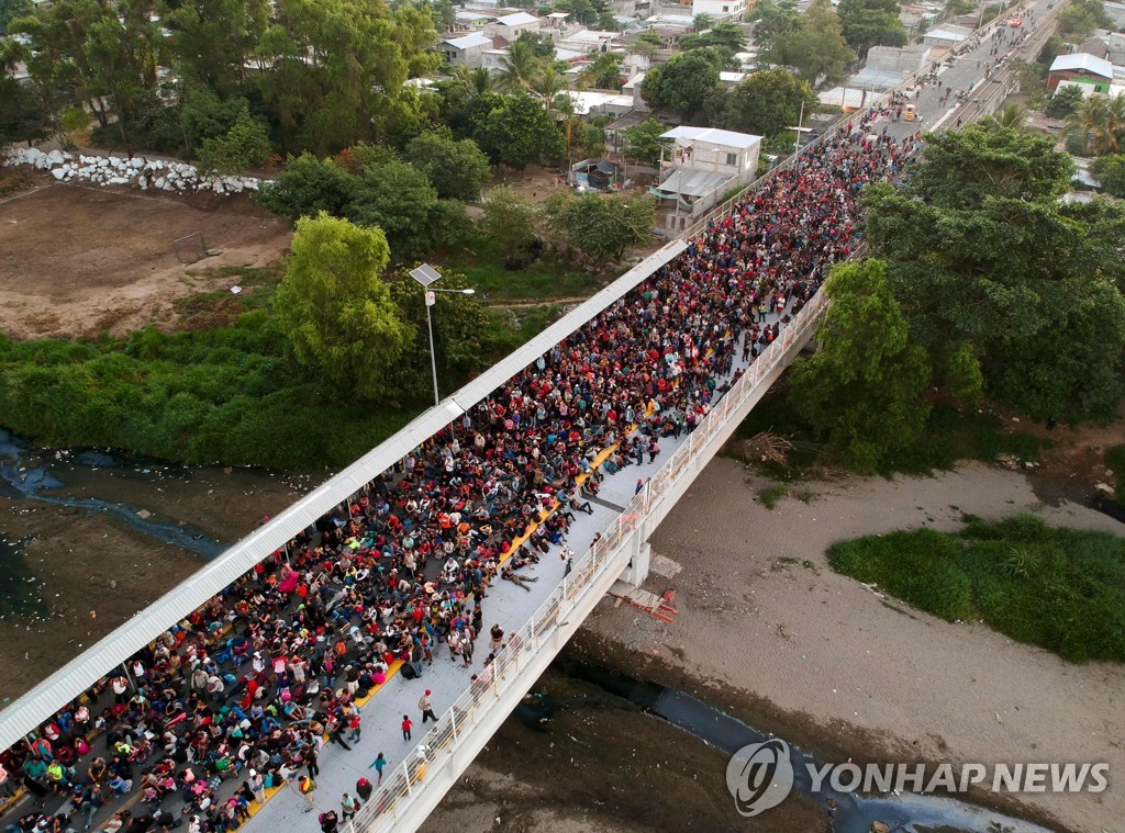 TOPSHOT-GUATEMALA-MEXICO-HONDURAS-US-MIGRATION-CARAVAN