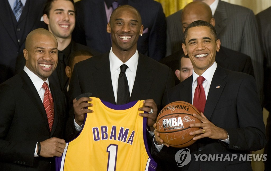 2009-2009시즌 챔피언 자격으로 LA 레이커스 선수단이 2010년 1월 백악관을 방문했을 때 버락 오바마 당시 미국 대통령(오른쪽)과 기념사진을 찍던 코비 브라이언트(가운데)의 모습. [AFP=연합뉴스 자료사진]