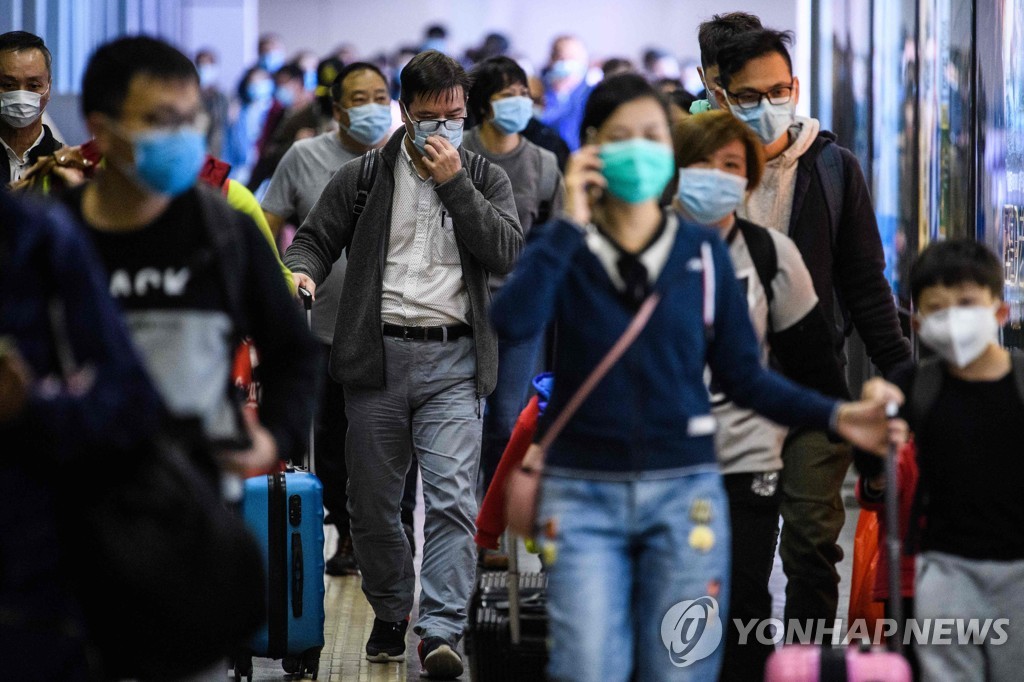 2020년 2월 3일 홍콩 전철역 플랫폼에 들어선 선전발 열차에서마스크를 쓴 슨객들이 내리고 있다. [AFP=연합뉴스자료사진]