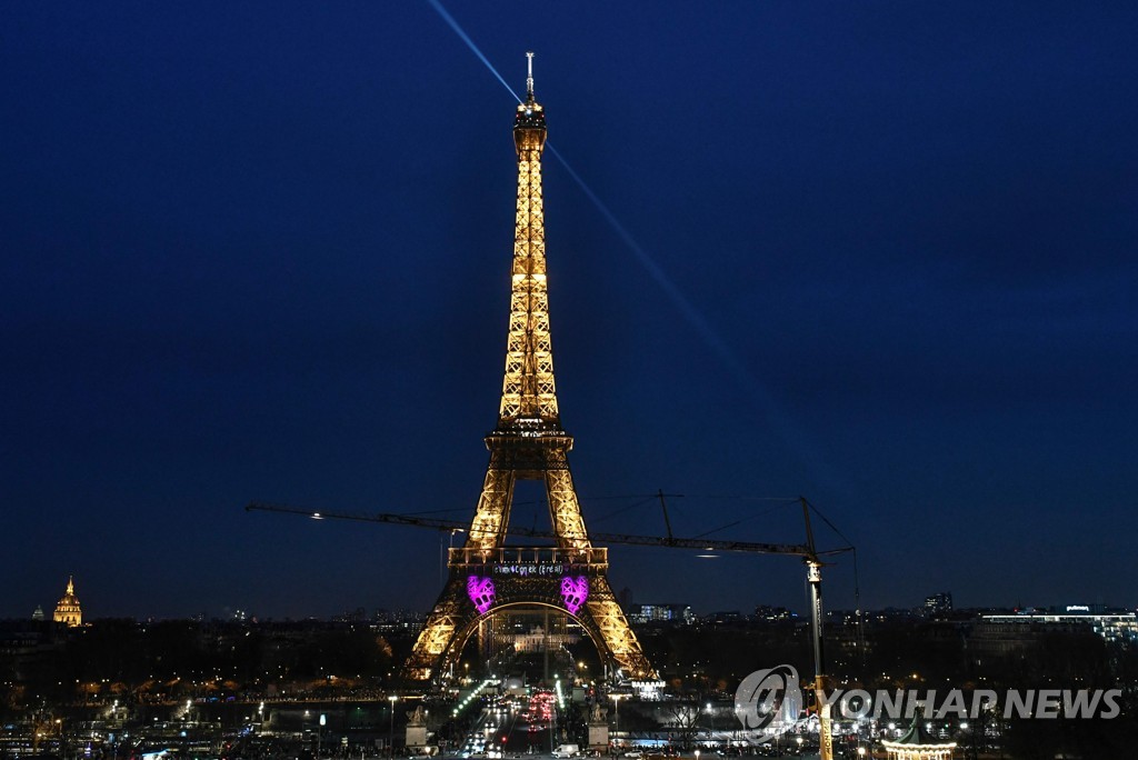 FRANCE-EIFFEL-VALENTINE-DAY