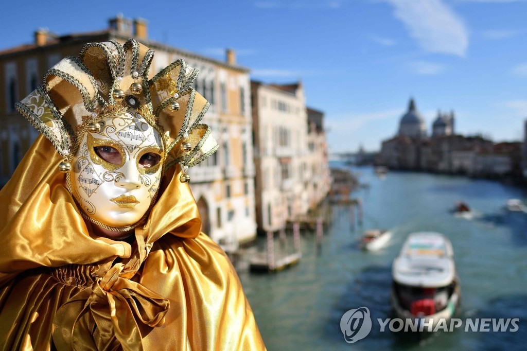 TOPSHOT-ITALY-VENICE-CARNIVAL