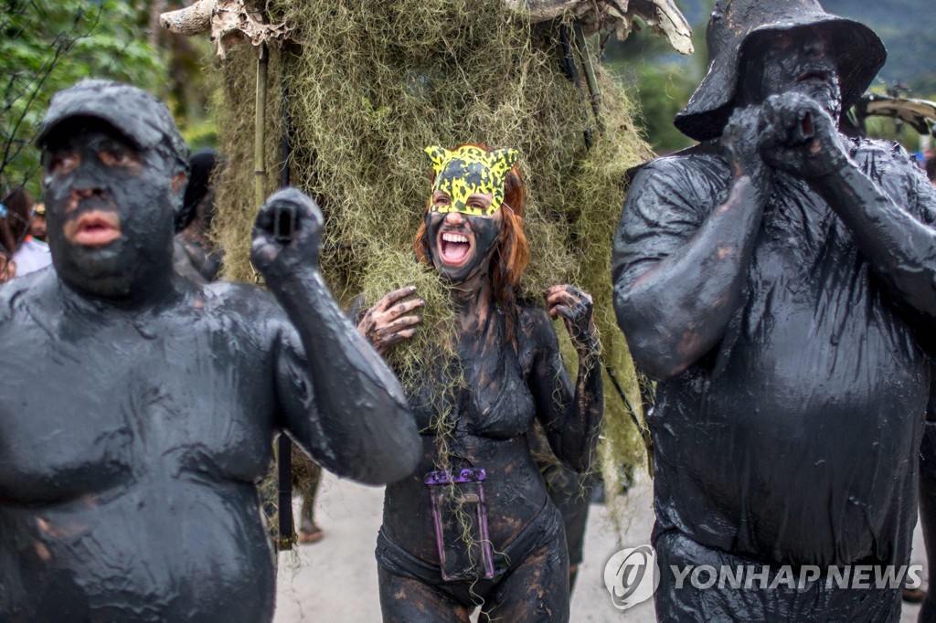 BRAZIL-CARNIVAL-BLOCO DA LAMA