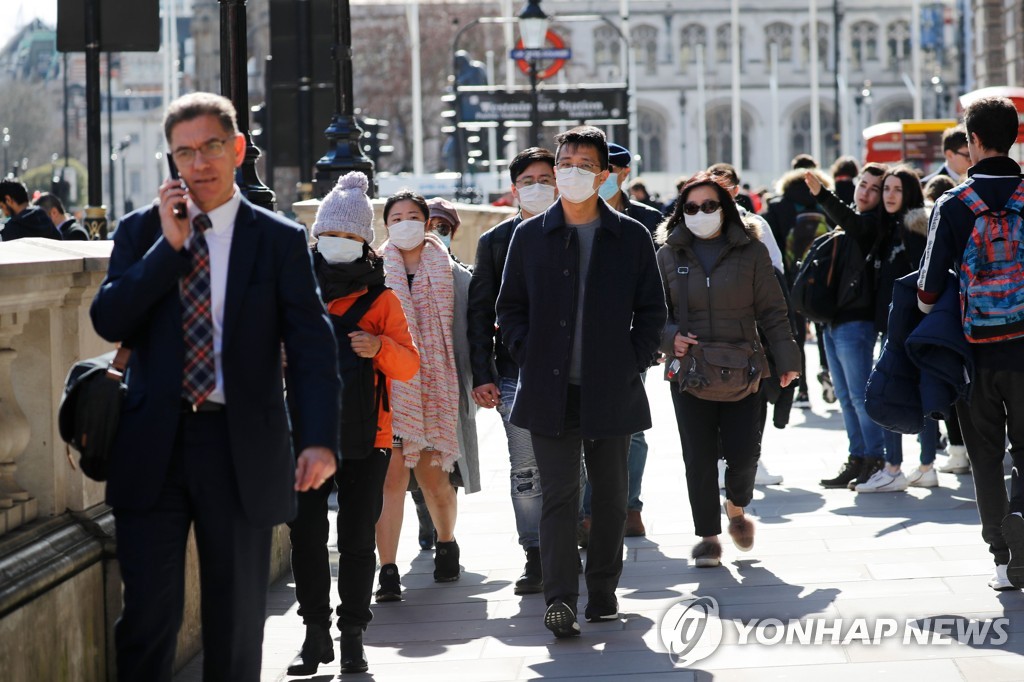 런던 시내에 마스크를 쓰고 돌아다니는 행인들 [AFP=연합뉴스]