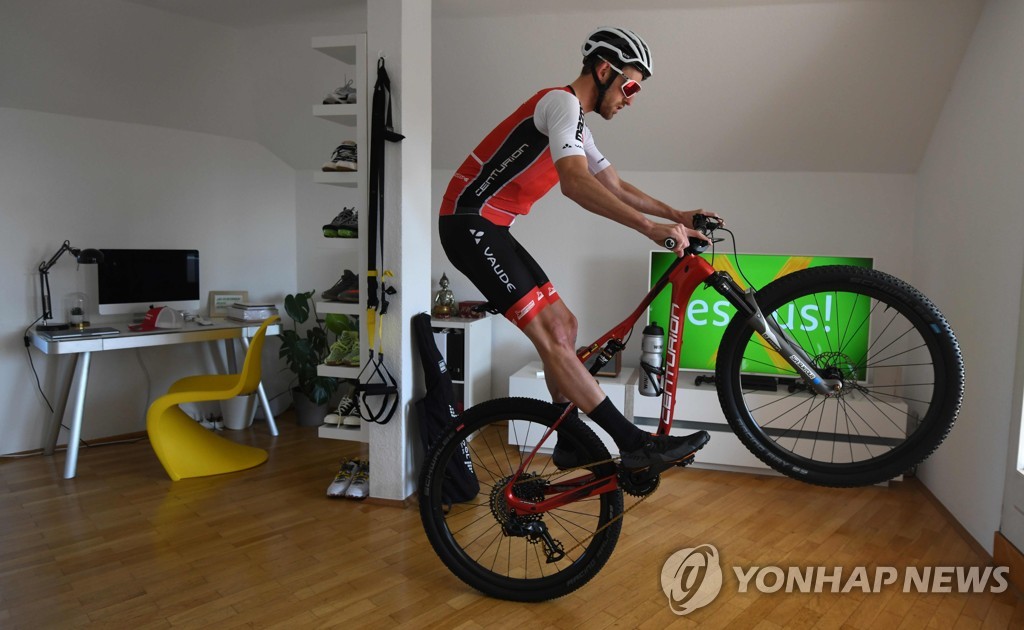 집에서 균형잡기 연습을 하는 독일의 사이클 국가대표 선수 [AFP=연합뉴스]