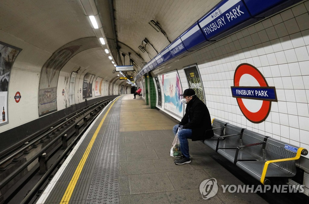 이동제한 조치에 텅빈 런던 지하철 역 내부 [AFP=연합뉴스]