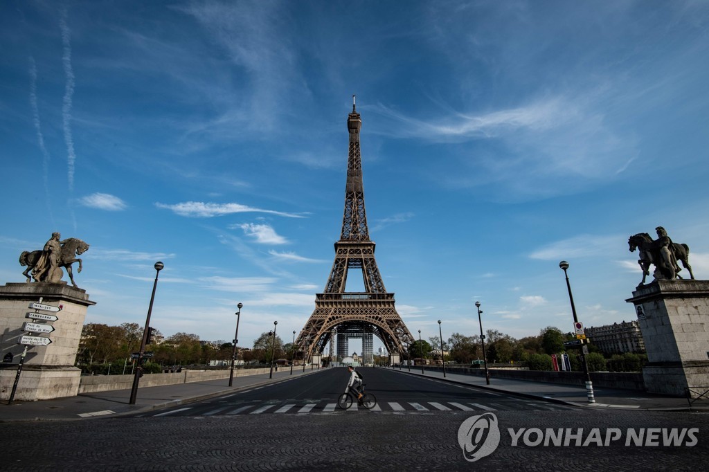 지난 7일 프랑스 파리 에펠탑 앞이 이동제한령으로 썰렁한 모습. [AFP=연합뉴스 자료사진]