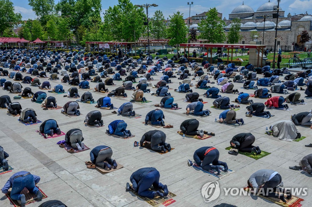 TOPSHOT-TURKEY-HEALTH-VIRUS-RELIGION