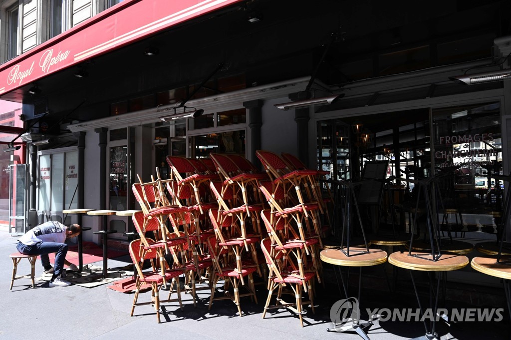 지난달 30일 프랑스 파리 시내의 한 카페가 장사 준비를 하는 모습. [AFP=연합뉴스 자료사진]