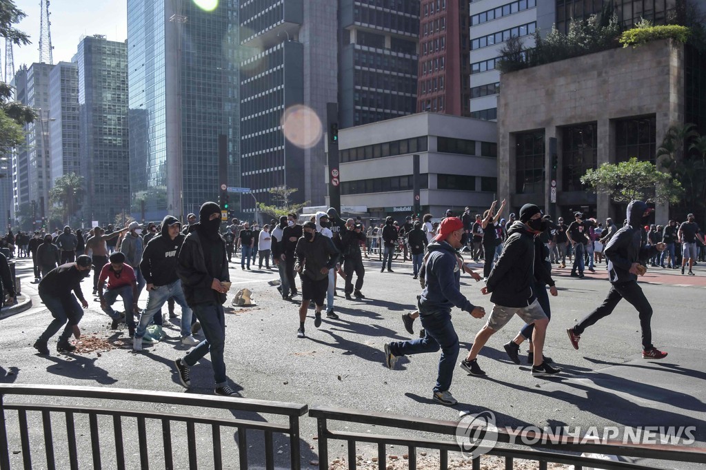 BRAZIL-HEALTH-VIRUS-BOLSONARO-FBL-PROTEST
