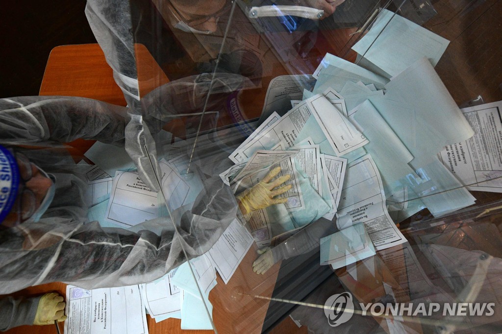 RUSSIA-VOTE-CONSTITUTION-VIRUS