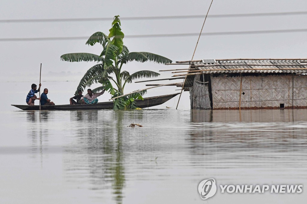 TOPSHOT-INDIA-WEATHER-FLOODS