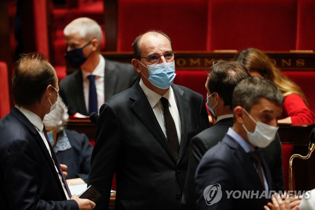 의회에 마스크를 쓰고 들어가는 장 카스텍스 프랑스 총리 [AFP=연합뉴스]