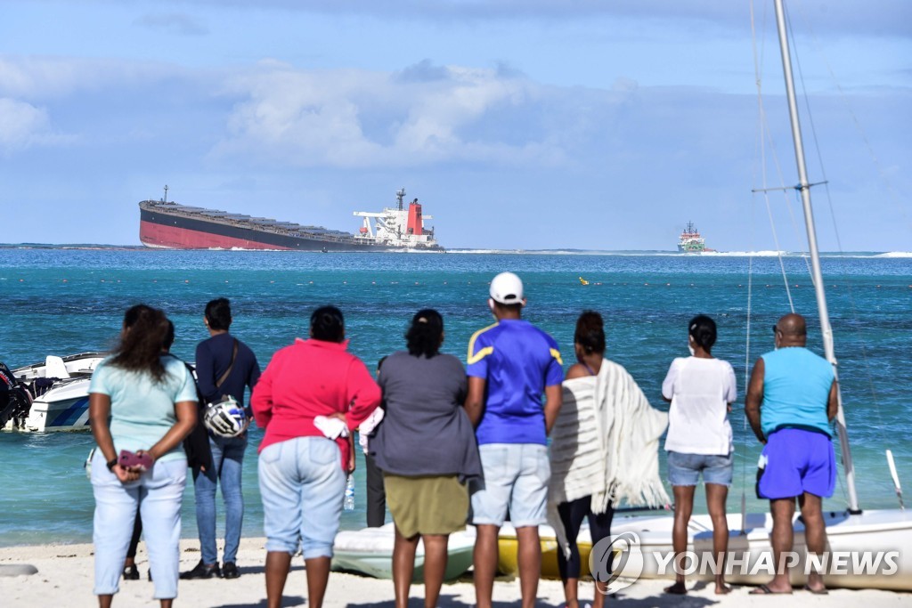 TOPSHOT-CORRECTION-MAURITIUS-ENVIRONMENT-POLLUTION-SHIPPING