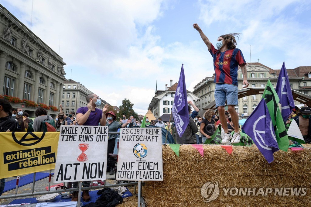 SWITZERLAND-CLIMATE-POLITICS-DEMO