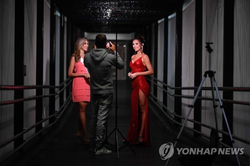 인터뷰 영상 녹화하는 미스 베네수엘라 진행자와 참가자