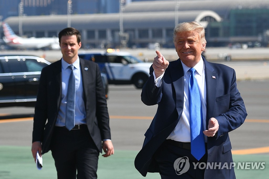 지난 18일(현지시간) 캘리포니아주 존웨인 공항에 도착한 도널드 트럼프 미국 대통령
