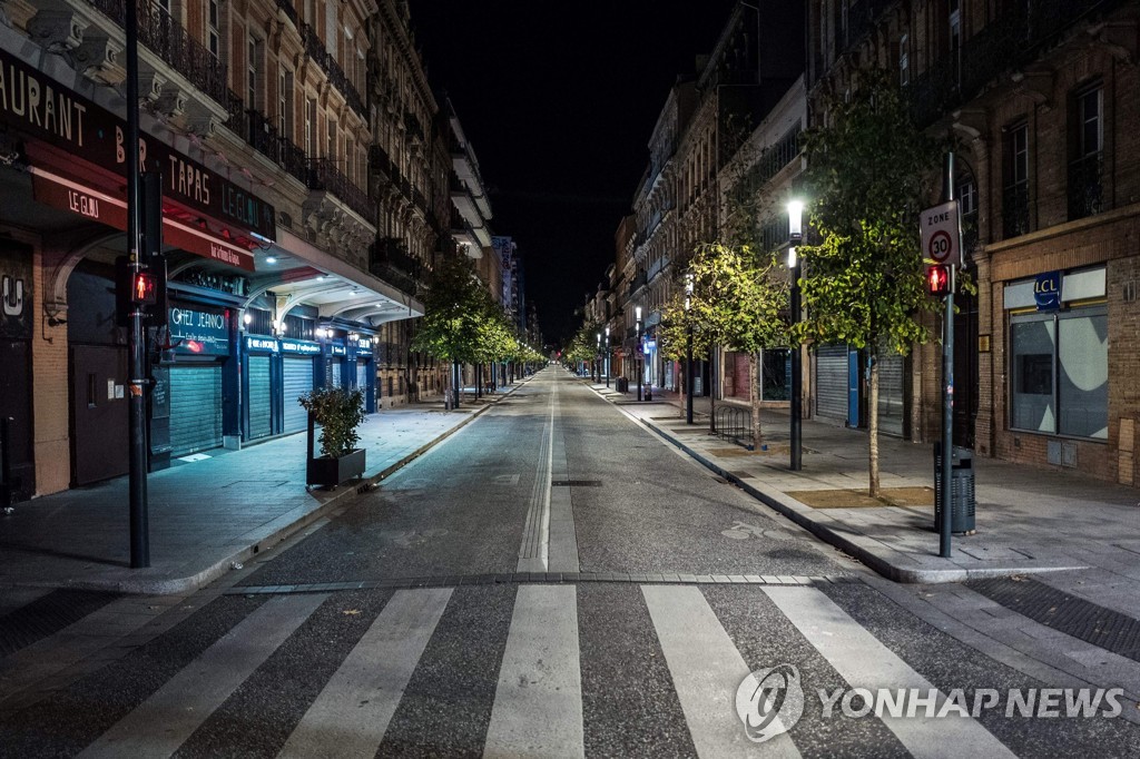 야간 통행 금지조치로 텅 비어있는 프랑스 툴루즈