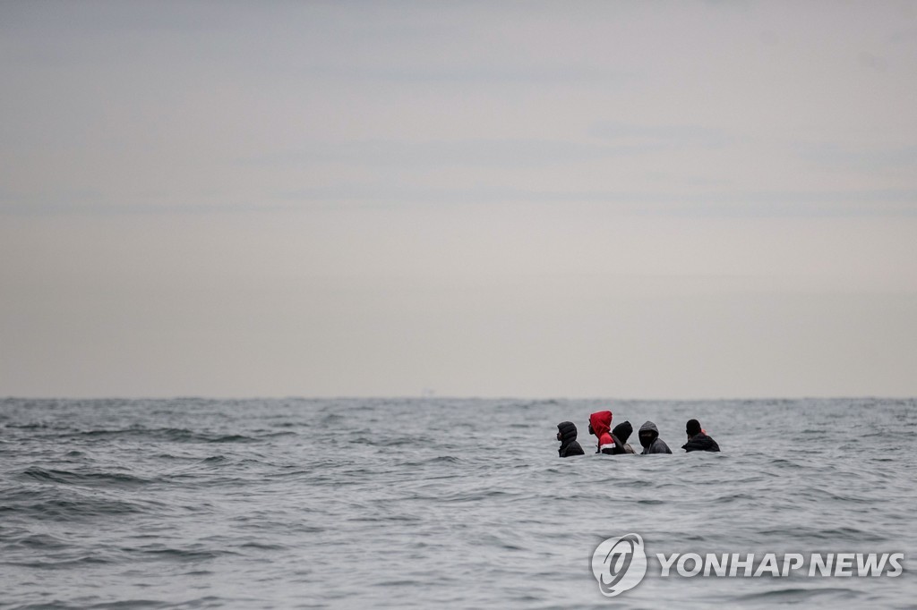작은 고무보트를 타고 영불해협 건너는 이주자들