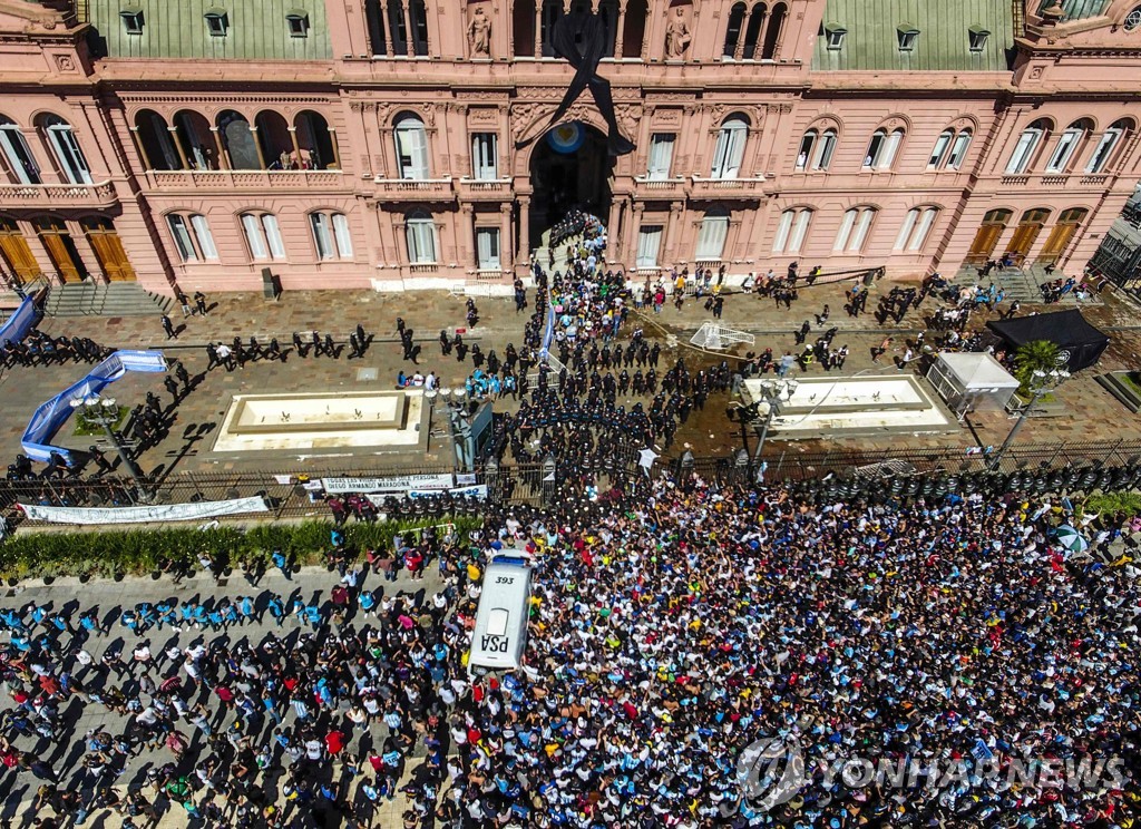26일(현지시간) 아르헨티나 대통령궁 앞 마라도나 추모 인파
