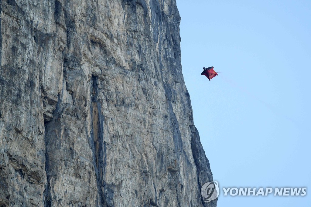 CHINA-LIFESTYLE-SPORT-WINGSUIT
