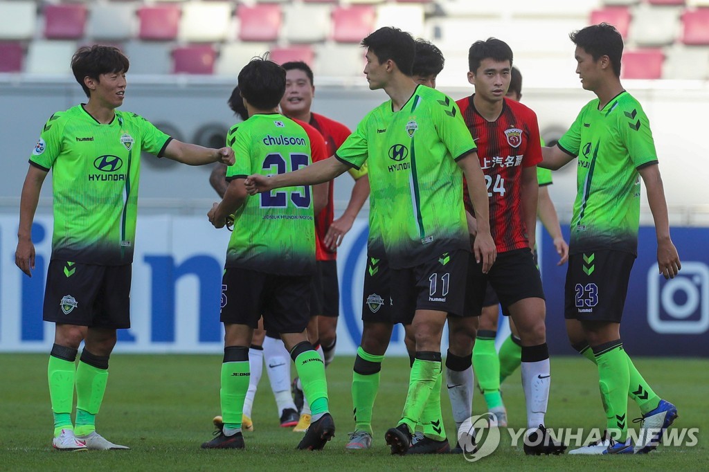 승리의 기쁨을 나누는 전북 현대 선수들