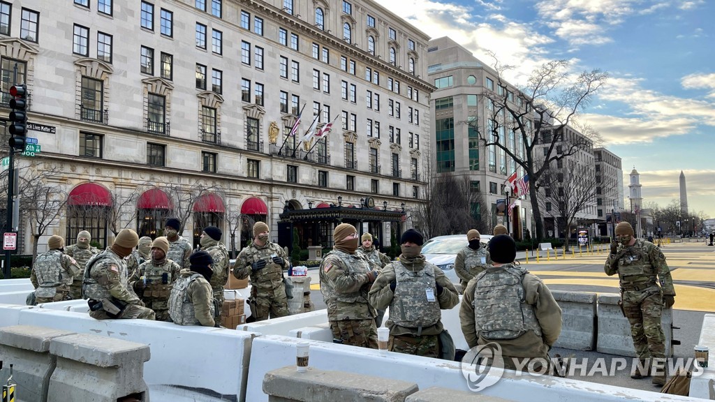 This AFP photo shows U.S. National Guard troops standing guard in downtown Washington on Jan. 19, 2021, a day before President-elect Joe Biden was set to be sworn in to office. (Yonhap)