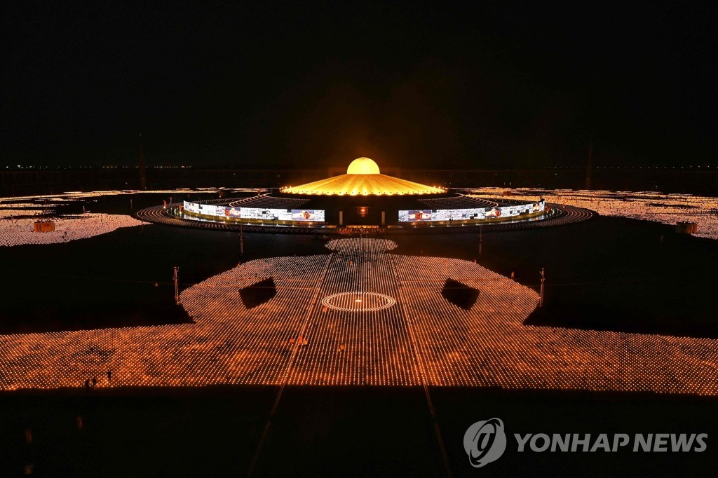 ′33만개 촛불로 만든 거대 불상′…방콕 사원 기네스 도전