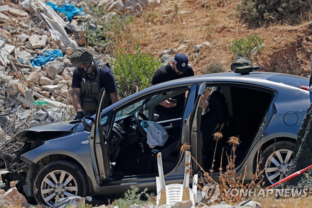 16일(현지시간) 이스라엘군이 웨스트뱅크 히즈마에서 차를 타고 공격하려던 팔레스타인 여성의 차량을 수색하고 있다.