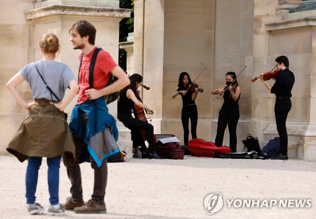 FRANCE-MUSIC-FESTIVAL-HEALTH