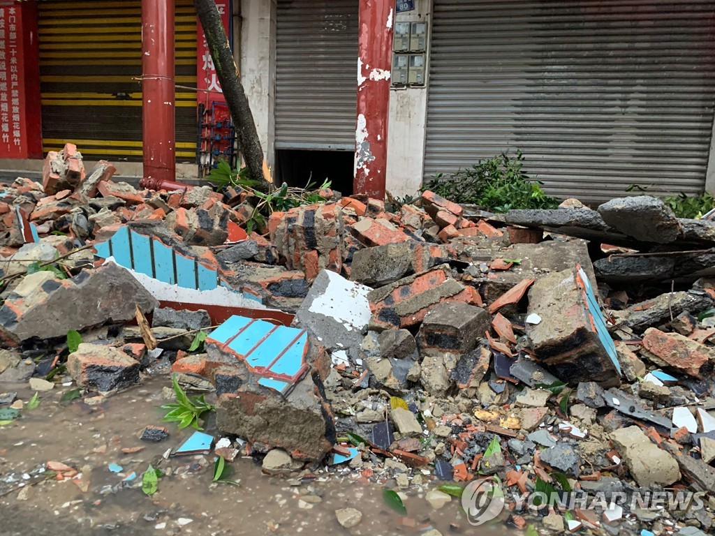 16일 중국 루저우 지진 피해 현장