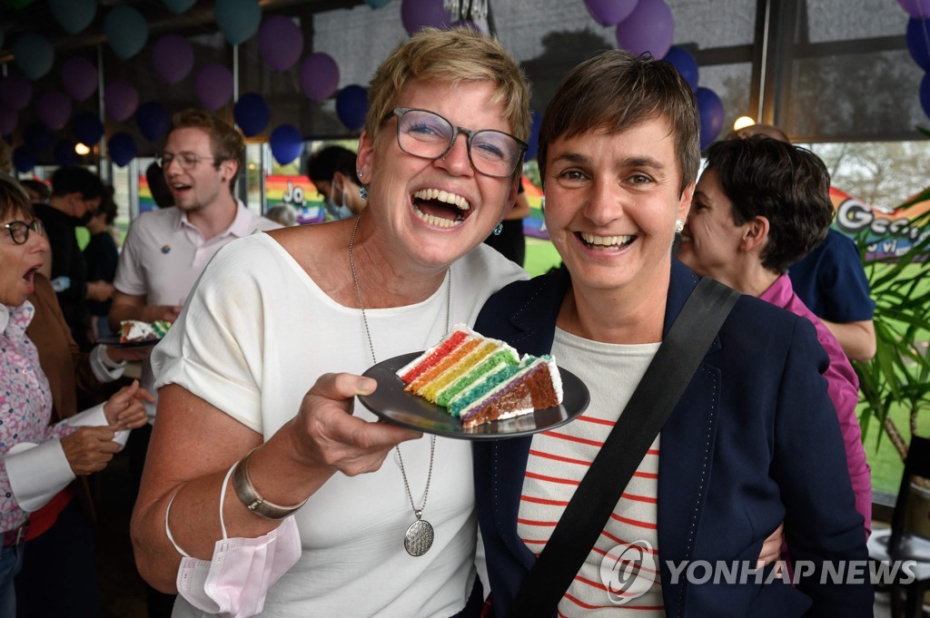SWITZERLAND-MARRIAGE-REFERENDUM-HOMOSEXUALITY-VOTING-POLITICS-SO