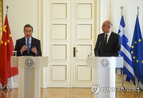 그리스 방문한 왕이 중국 외교부장
