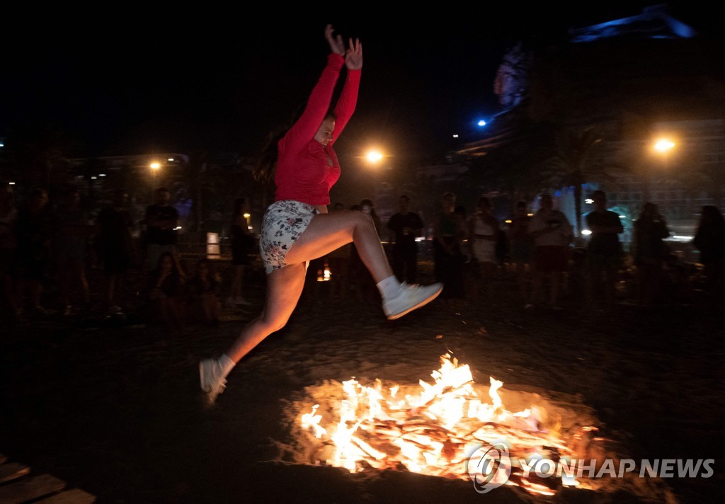 모닥불 뛰어 넘으며 소원 비는…스페인 ′산후안(성 요한) 축제′