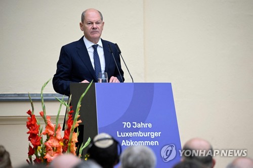 기념식에서 발언하는 숄츠총리