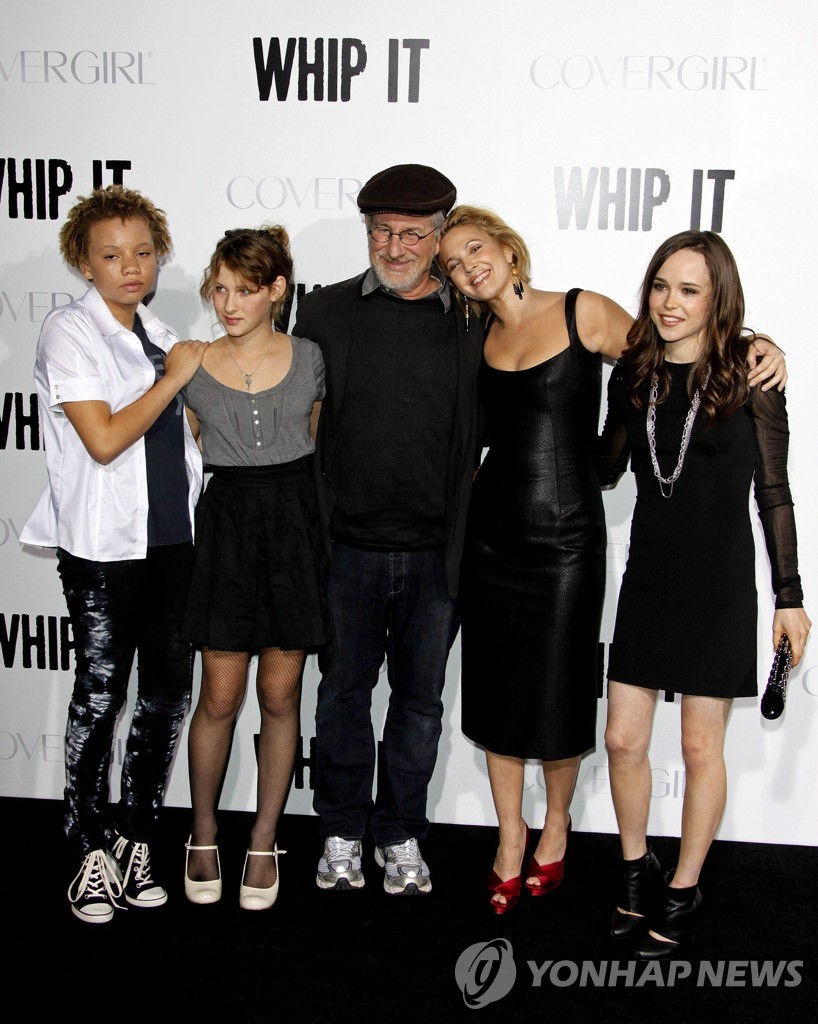 2009년 영화 시사회장에 참석한 미케일라 스필버그(좌)와 스티븐 스필버그(가운데)