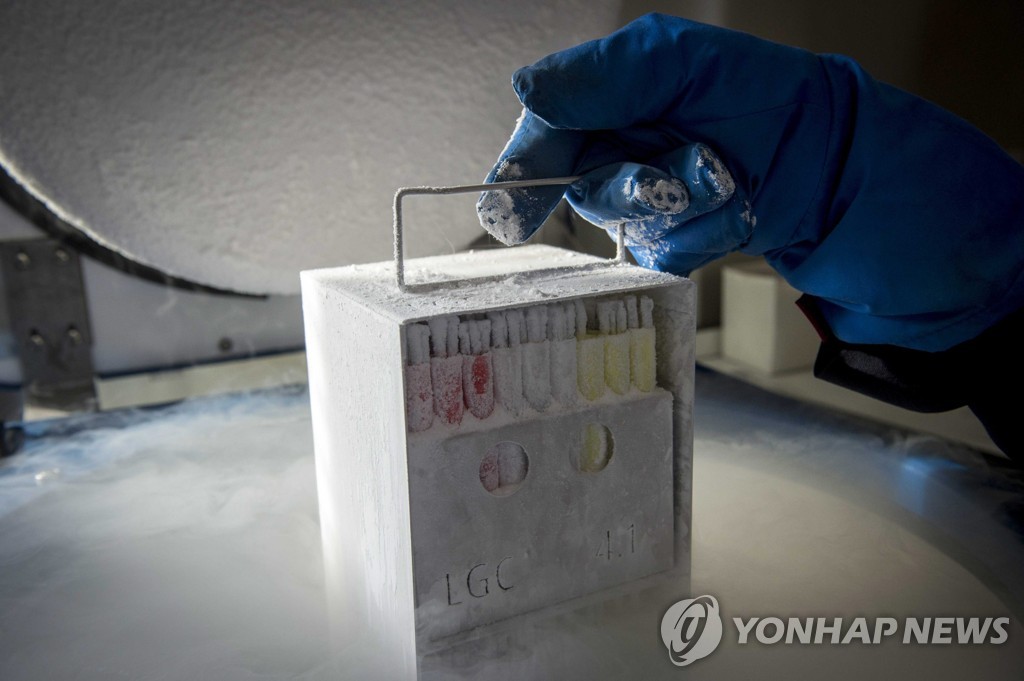 얼린 난자를 보관하는 액체질소탱크