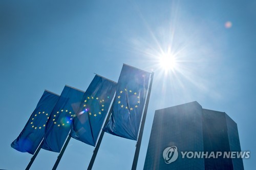 독일 프랑크푸르트 ECB 건물 밖 EU 깃발 (EPA=연합뉴스)