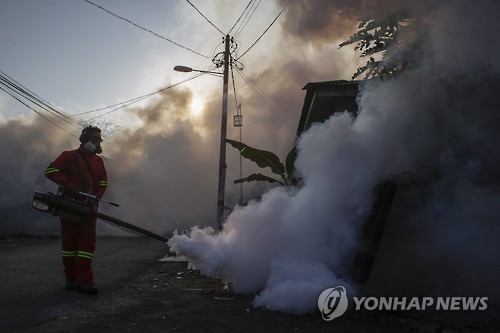 방역 작업 중인 말레이시아 보건당국