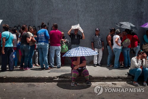 줄 서서 식량 배급 기다리는 베네수엘라 주민들