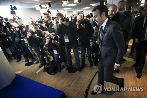 지난달 파리 기자회견에서 스포트라이트를 받는 마크롱