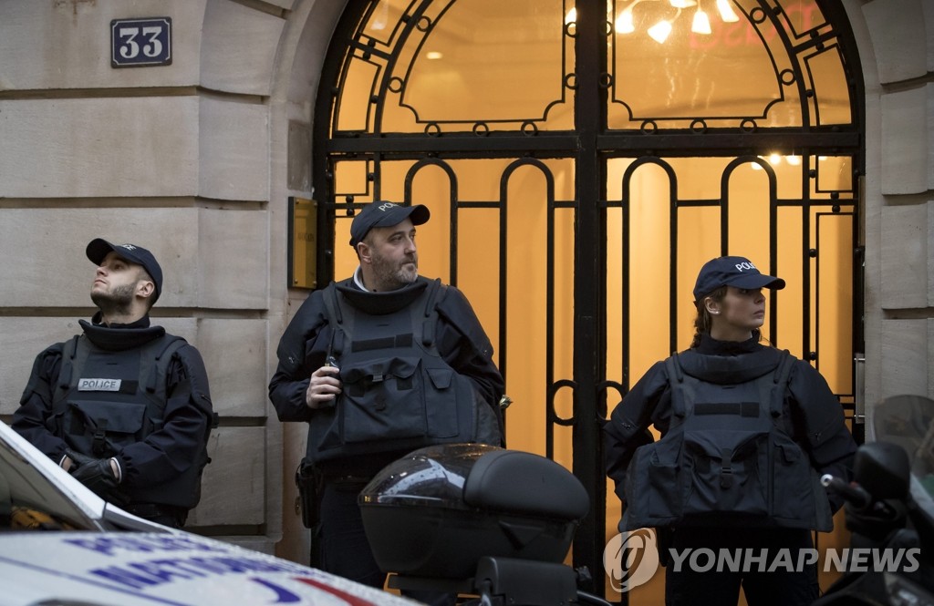 무장 경계근무하는 프랑스 경찰