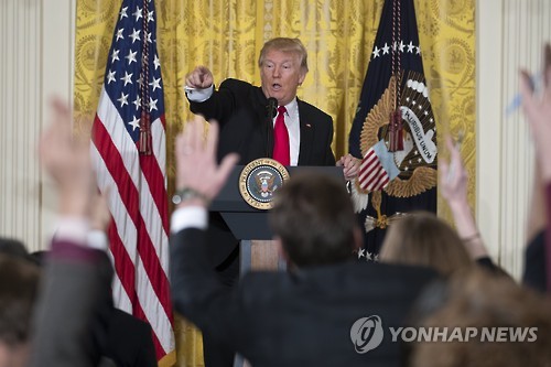 기자회견하는 트럼프