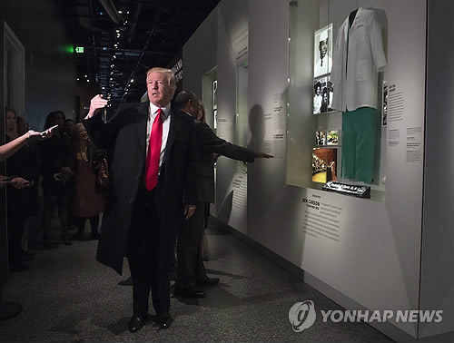 트럼프, '흑인 박물관' 첫 방문