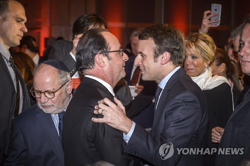 지난 2월 한 만찬장에서 만난 올랑드 대통령과 마크롱