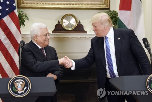 백악관서 첫 회동한 도널드 트럼프 미국 대통령과 마무드 아바스 팔레스타인 수반