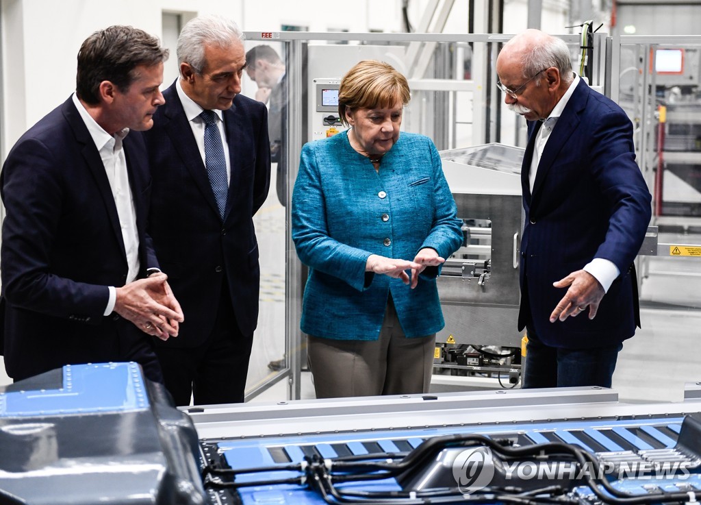 전기차 시장 성장전망에 긴장하는 유럽. 사진은 앙겔라 메르켈 독일 총리의 작년 5월 전기차 배터리 공장 방문. [EPA=연합뉴스 자료사진]