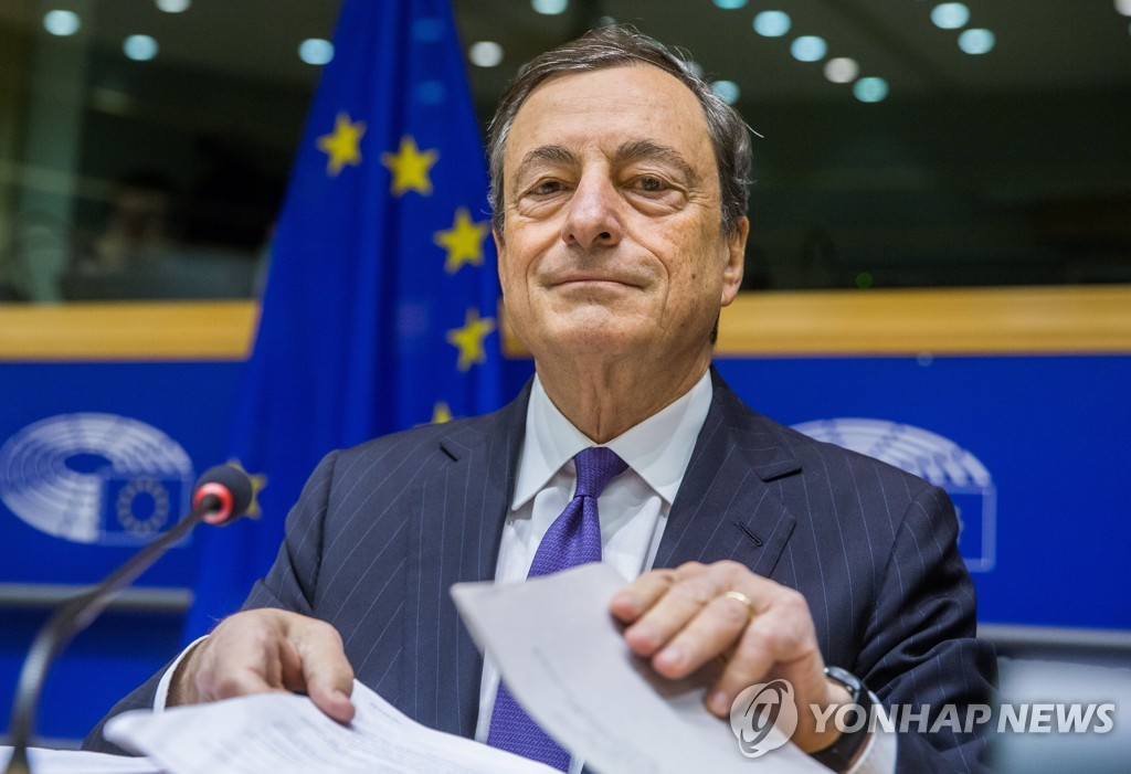 긴축을 앞두고 고민에 빠져드는 마리오 드라기 유럽중앙은행(ECB) 총재