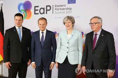  EU·동유럽 정상회의에 참석한 메이 총리와 융커 집행위원장(오른쪽) EPA=연합뉴)