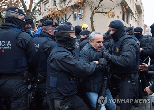 경찰의 문화재 압류에 저항하다 연행되는 카탈루냐 시위대