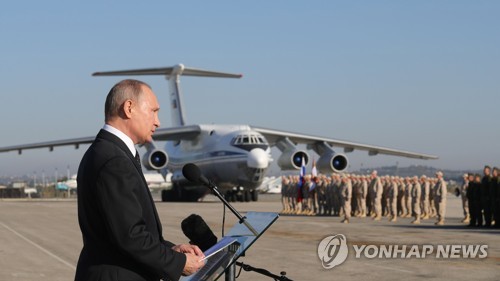 2017년 12월 시리아 서부 흐메이밈에 있는 러시아 공군기지 찾은 푸틴 러시아 대통령 [EPA=연합뉴스 자료사진]
